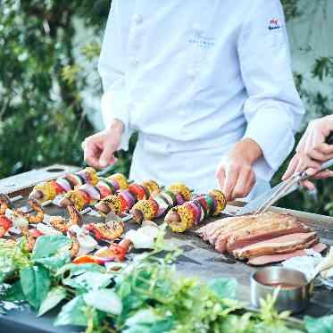 パラッツォ ドゥカーレ 麻布 色鮮やかな野菜串とジューシーな香りが広がるブロック肉を大胆に鉄板で仕上げる