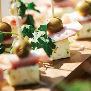 パラッツォ ドゥカーレ 麻布/エスクリウェディング 定番の一口サイズのピンチョスはお酒を嗜まれるゲストから好評◎