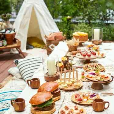 パラッツォ ドゥカーレ 麻布/エスクリウェディング グランピングをテーマにテントやバスケット、ラグなどで空間装飾をしたパーティ実例