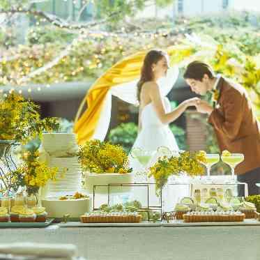 パラッツォ ドゥカーレ 麻布 ガーデンとスイーツの色味を合わせてコーディネートの一部に