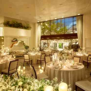 パラッツォ ドゥカーレ 麻布 ライトアップしたガーデンのイルミネーションはパーティ会場内からのぞむことができる