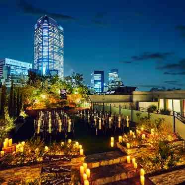 パラッツォ ドゥカーレ 麻布 ライトアップしたガーデンセレモニー会場は都会らしさが増し、スタイリッシュな空間に