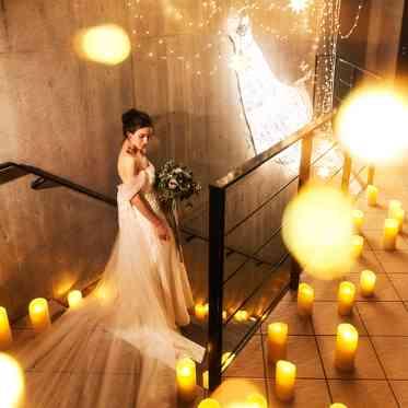 パラッツォ ドゥカーレ 麻布 パーティ会場へと続く階段にキャンドルとドレスのトレーンを広げたお洒落感度高い1枚