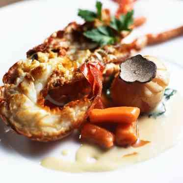 パラッツォ ドゥカーレ 麻布 お祝い事に喜ばれる伊勢海老をヴァプールにして雨りけーにソースと一緒に