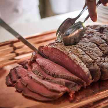 パラッツォ ドゥカーレ 麻布 シェフが目の前で仕上げてくれるローストビーフ・カッティング