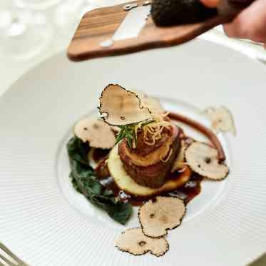 パラッツォ ドゥカーレ 麻布 削りたてのトリュフの香りで料理を包み込みます