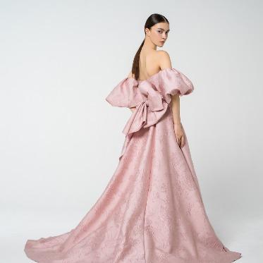 パラッツォ ドゥカーレ 麻布 プリマカーラのシグネチャードレスがカラードレスとして初登場。大人ピンクが美しい
