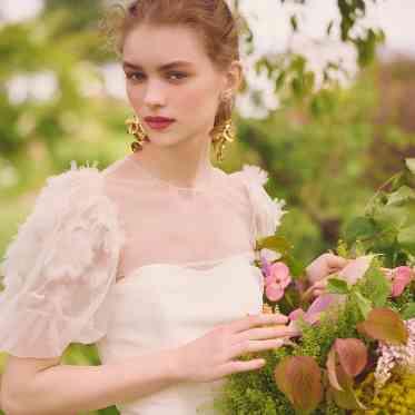 Miel Citron（ミエルシトロン）　●BRASSグループ 細かなディテールにもこだわりつくしたドレスは花嫁をより一層美しく見せる