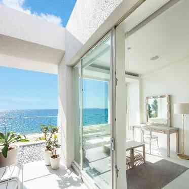 ザ・ギノザ・リゾート 美らの教会/アールイズ・ウエディング 広大なウエディングスペース