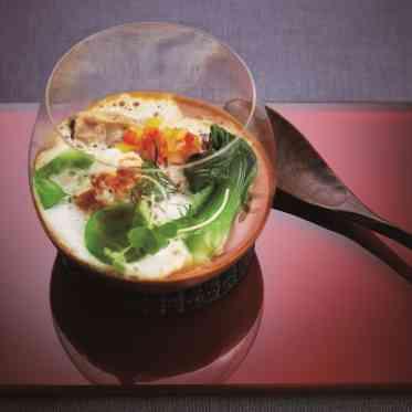 ザ・ギノザ・リゾート 美らの教会/アールイズ・ウエディング 美ら海ブイヤベース 紅じゃがのフランにオマール海老、浜鯛、ムール貝を浮かべて