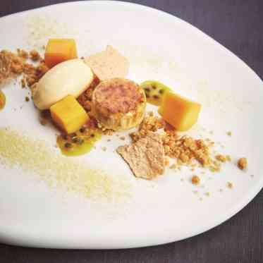 ザ・ギノザ・リゾート 美らの教会/アールイズ・ウエディング フレッシュマンゴーとジャスミンのブリュレ ホワイトチョコレートアイスを添えて