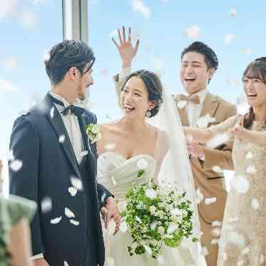 The 33 Sense of Wedding(ザ・サーティスリー センス・オブ・ウエディング) 降り注ぐ光と花の祝福。ゲストの笑顔に包まれる、至福のファンファーレ。