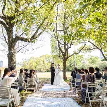 大阪城西の丸庭園 大阪迎賓館 青空の下で祝福されるガーデン挙式