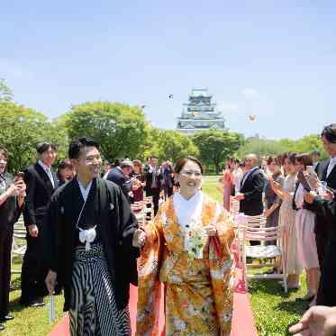 大阪城西の丸庭園 大阪迎賓館 青空の下でゲストとおふたりの笑顔がはじける