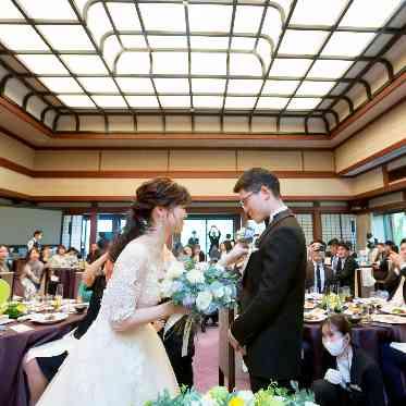 ゲストに見守られながら