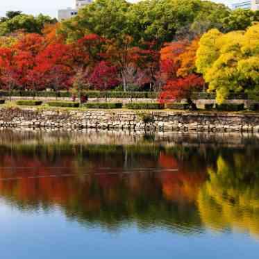 秋は紅葉の名所としても名高い。堀に映る水鏡がいっそう美しい
