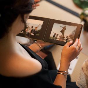大阪城西の丸庭園 大阪迎賓館 おふたりの想い出のお写真を見ながらパーティの始まりを待って