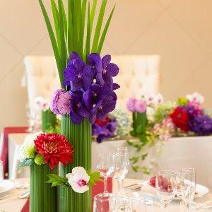 第一ホテル東京 ガラス瓶にシャープな竹を巻きつけた花器。トレンド感も取り入れた装花に