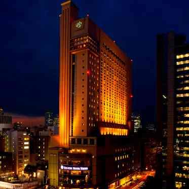 第一ホテル東京 高層階のご披露宴会場では東京の夜景が上質な大人の空間に華を添えます