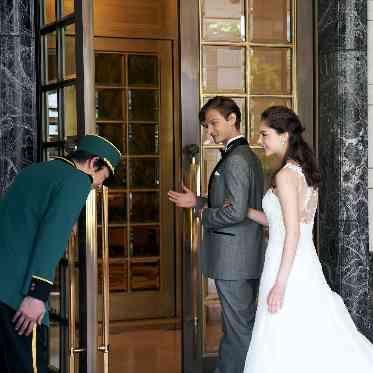 第一ホテル東京 ホテルエントランスではドアマンがお迎えを。いつでも安心してお越しくださいませ。