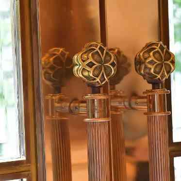 第一ホテル東京 第一ホテル東京のロゴマークをあしらった正面玄関の真鍮製のドアノブ