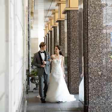 第一ホテル東京 大理石の柱が上質感を醸し出すエントランス。佇む姿が絵になる場所