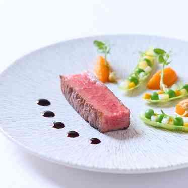 ル・センティフォーリア大阪 ●クラウディアホールディングス お肉料理はゲスト一人ひとりに焼き加減までお伺い