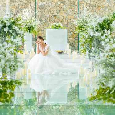 透き通るガラスのバージンロード。
自然光にきらめく洗練されたウェディングシーン