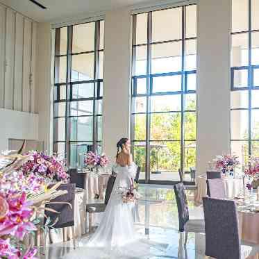 アールベルアンジェ奈良 天井へと続く大きな窓からプライべーとガーデンの豊富な緑と青空が望める