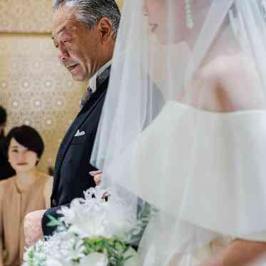 インフィニート 名古屋<エルフラットグループ> ゲストに見守られながら父と歩くバージンロード