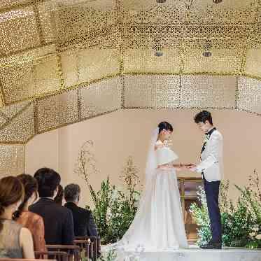 インフィニート　名古屋＜エルフラットグループ＞ ゴールド調のレースがふたりを美しく輝かせる