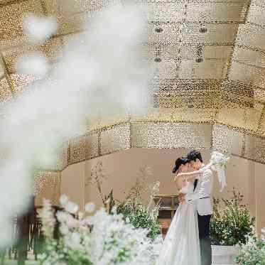 インフィニート 名古屋<エルフラットグループ> 全面にレースを思わせる装飾が施されており、立つだけでドレス映りが良く華やかに