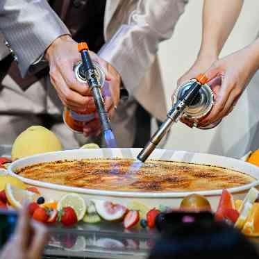 インフィニート 名古屋<エルフラットグループ> 巨大クレームブリュレに新郎新婦様の手でバーナーで焼き目をつけて出来上がり♪