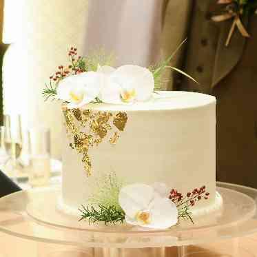インフィニート 名古屋<エルフラットグループ> 胡蝶蘭をメインにしたお洒落で清楚なウエディングケーキデザイン