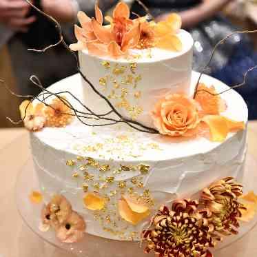 インフィニート 名古屋<エルフラットグループ> オレンジ×ベージュで統一されたフラワーを使用したウエディングケーキデザイン