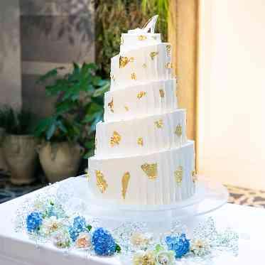 インフィニート 名古屋<エルフラットグループ> トップにガラスの靴が置かれた螺旋型のこだわりつまったウエディングケーキ