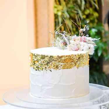 流行の金箔を使ったウエディングケーキ
