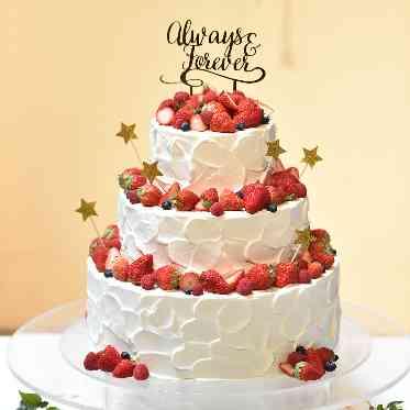ウエディングケーキの王道!イチゴをふんだんに使ったウエディングケーキ