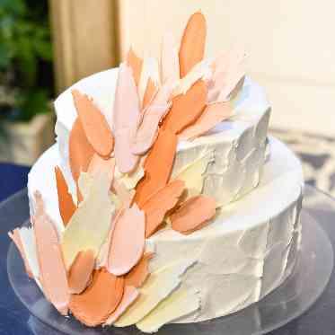 インフィニート 名古屋<エルフラットグループ> カラーチョコレートで動きのあるデザインがおしゃれな個性派ウエディングケーキ