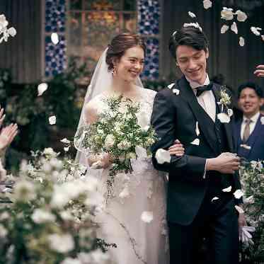 ラ・バンク・ド・ロア(横浜市指定有形文化財) 花びらに祝福をのせて祝う瞬間