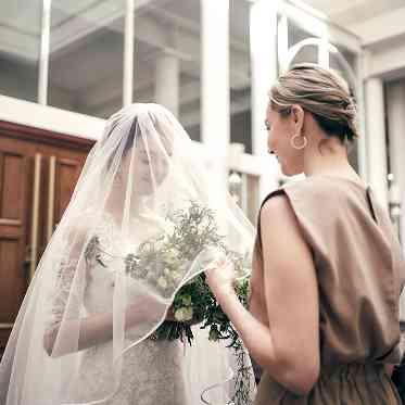 ラ・バンク・ド・ロア(横浜市指定有形文化財) そっと添える手に込めた祝福の想い