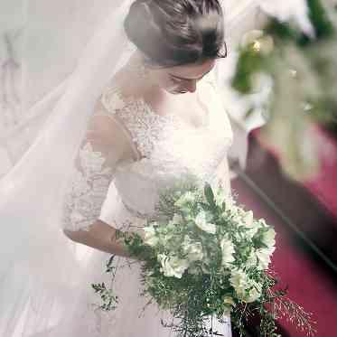 ラ・バンク・ド・ロア(横浜市指定有形文化財) 真紅の大階段に映えるウェディングドレス