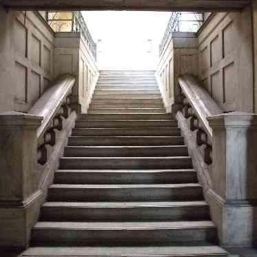 ラ・バンク・ド・ロア(横浜市指定有形文化財) 未来へ受け継がれる重厚な建築美