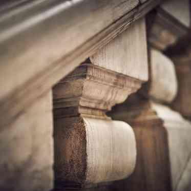 ラ・バンク・ド・ロア(横浜市指定有形文化財) 建物の随所に価値あるしつらえが大切に守り継がれる