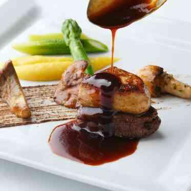 Fish Bank TOKYO (フィッシュバンクトーキョー) もう一つのスペシャリテ「牛フィレ肉のロッシーニ」。ゲストも大満足の一品