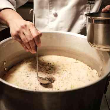 BLANC RIRE大阪（ブランリールオオサカ）●BRASSグループ スープのベースとなるコンソメ。長時間かけて少しずつあくをとると透明になっていく