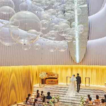 ノートルダム横浜みなとみらい/FIVESTAR WEDDING 生演奏や照明、オリジナルの挙式演出で感動挙式
