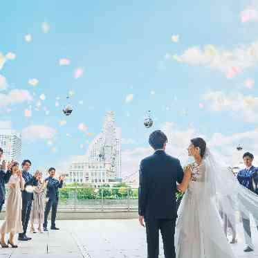 挙式後はテラスでのアフターセレモニーで華やかに!