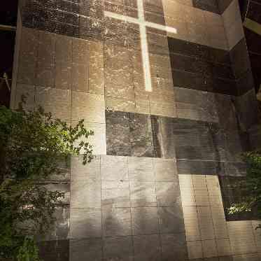 ノートルダム横浜みなとみらい/FIVESTAR WEDDING 大聖堂の正面には滝が流れていて、自然を感じる神秘的な雰囲気に・・