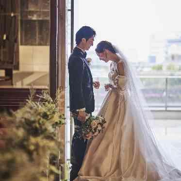 ノートルダム横浜みなとみらい/FIVESTAR WEDDING みなとみらいの絶景を背に挙式入場。